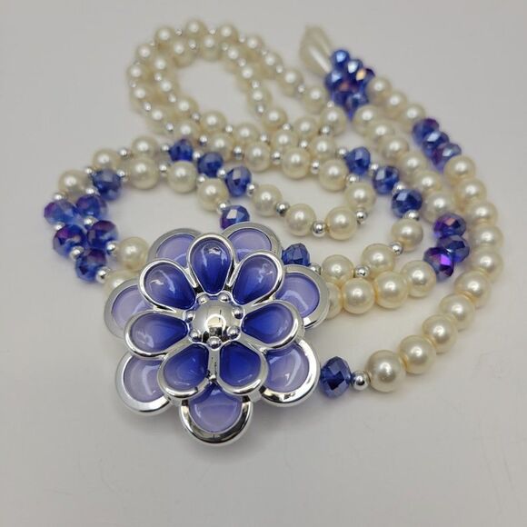 White and Blue Pearl Necklace With A Large Flower Brooch - Picture 4 of 7